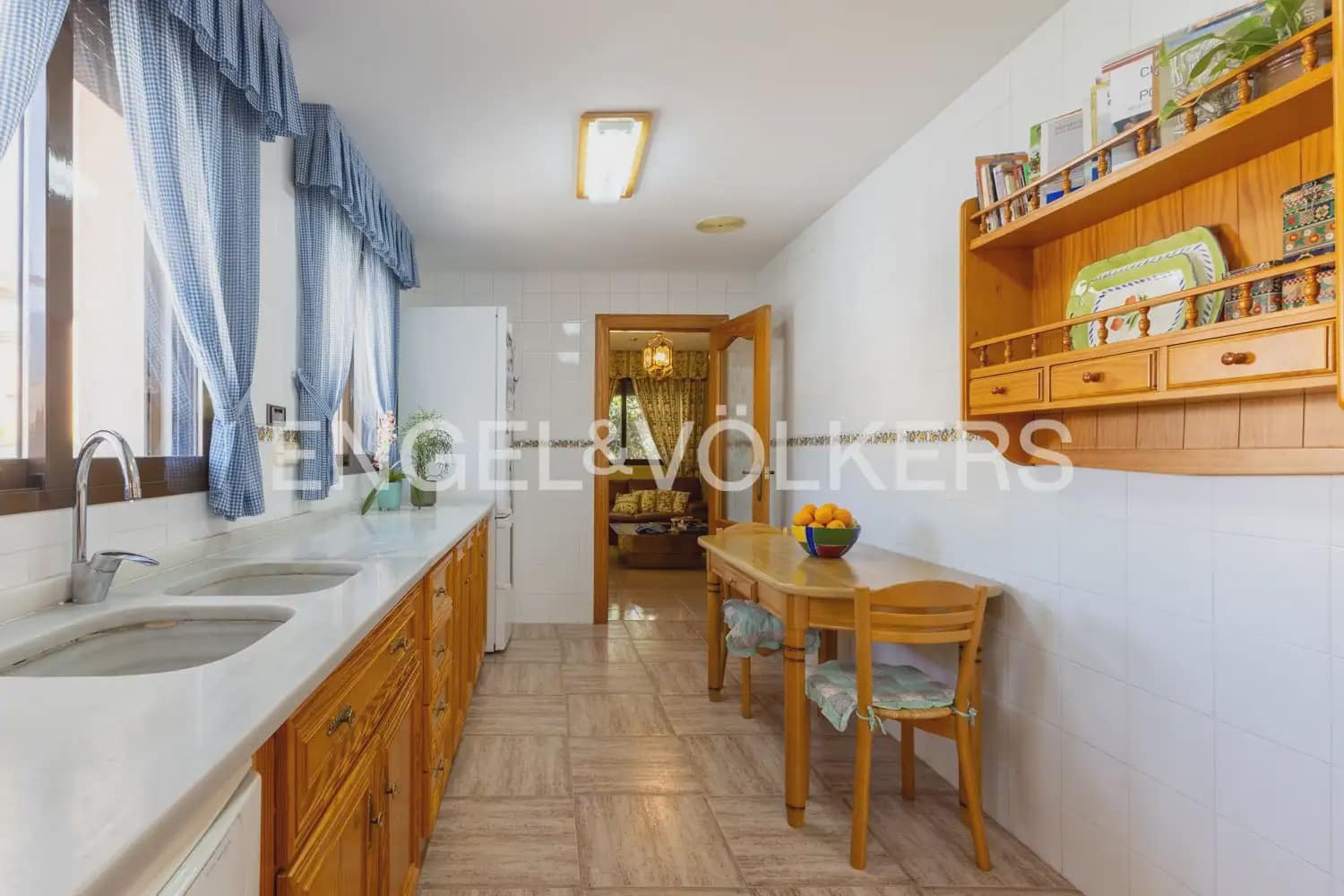 5 bedroom Townhouse for sale in Montichelvo with pool garage - € 650,000 (Ref: 10034199)