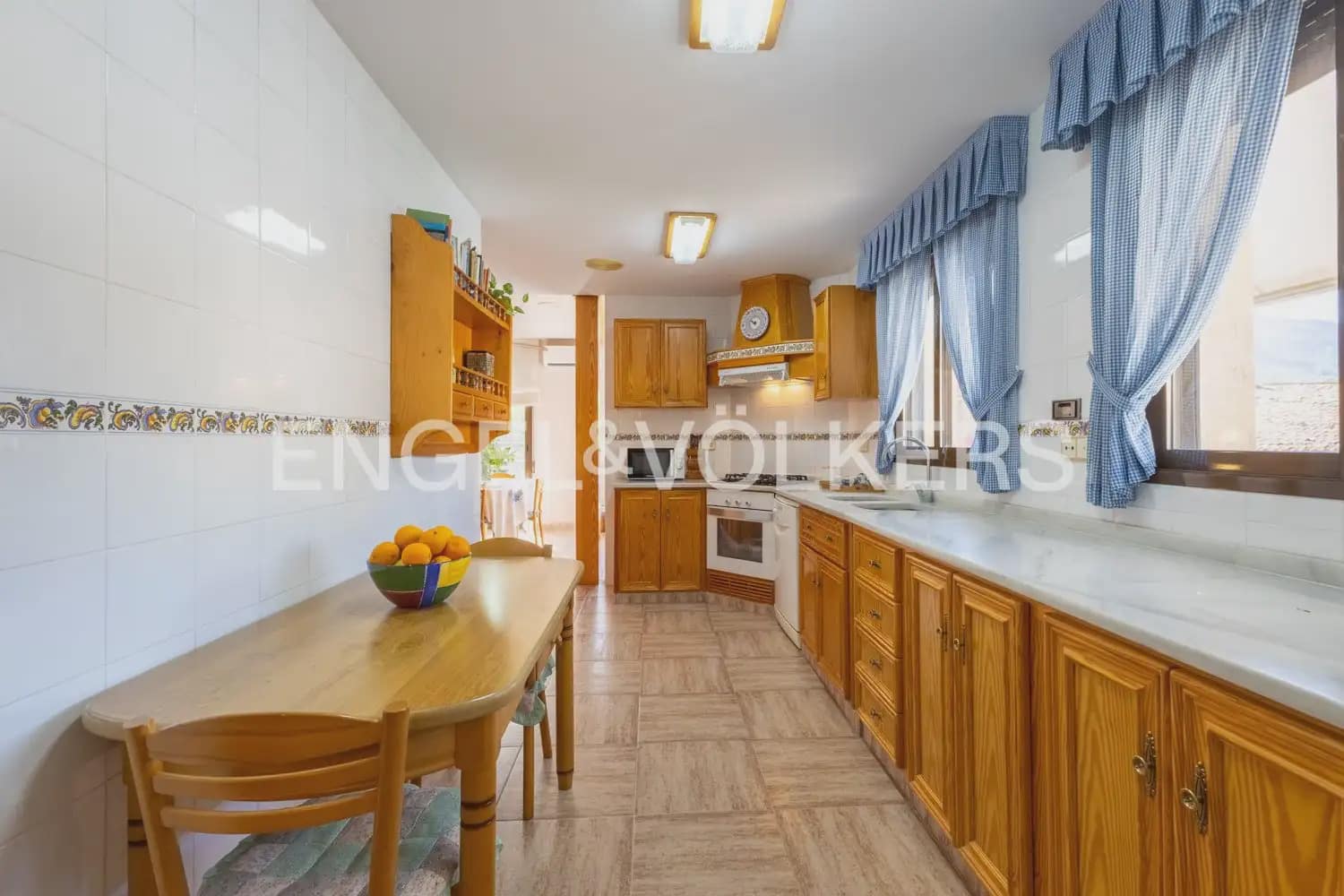 5 bedroom Townhouse for sale in Montichelvo with pool garage - € 650,000 (Ref: 10034199)