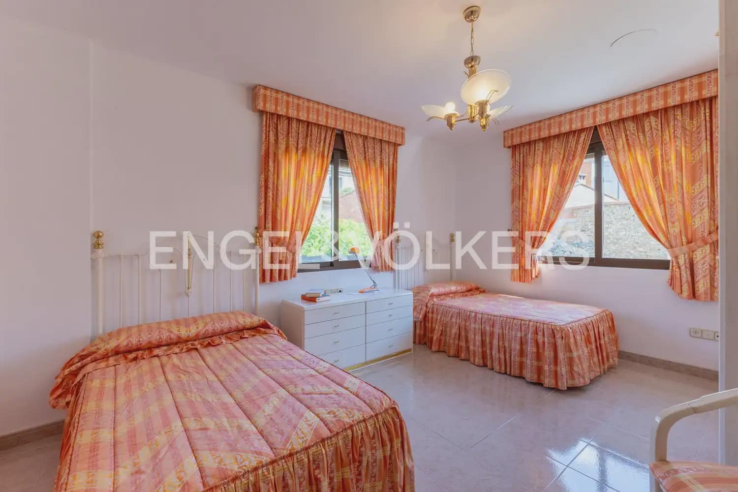 5 bedroom Townhouse for sale in Montichelvo with pool garage - € 650,000 (Ref: 10034199)