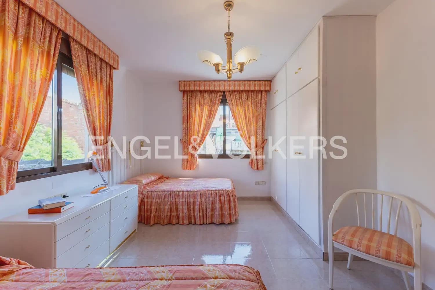 5 bedroom Townhouse for sale in Montichelvo with pool garage - € 650,000 (Ref: 10034199)