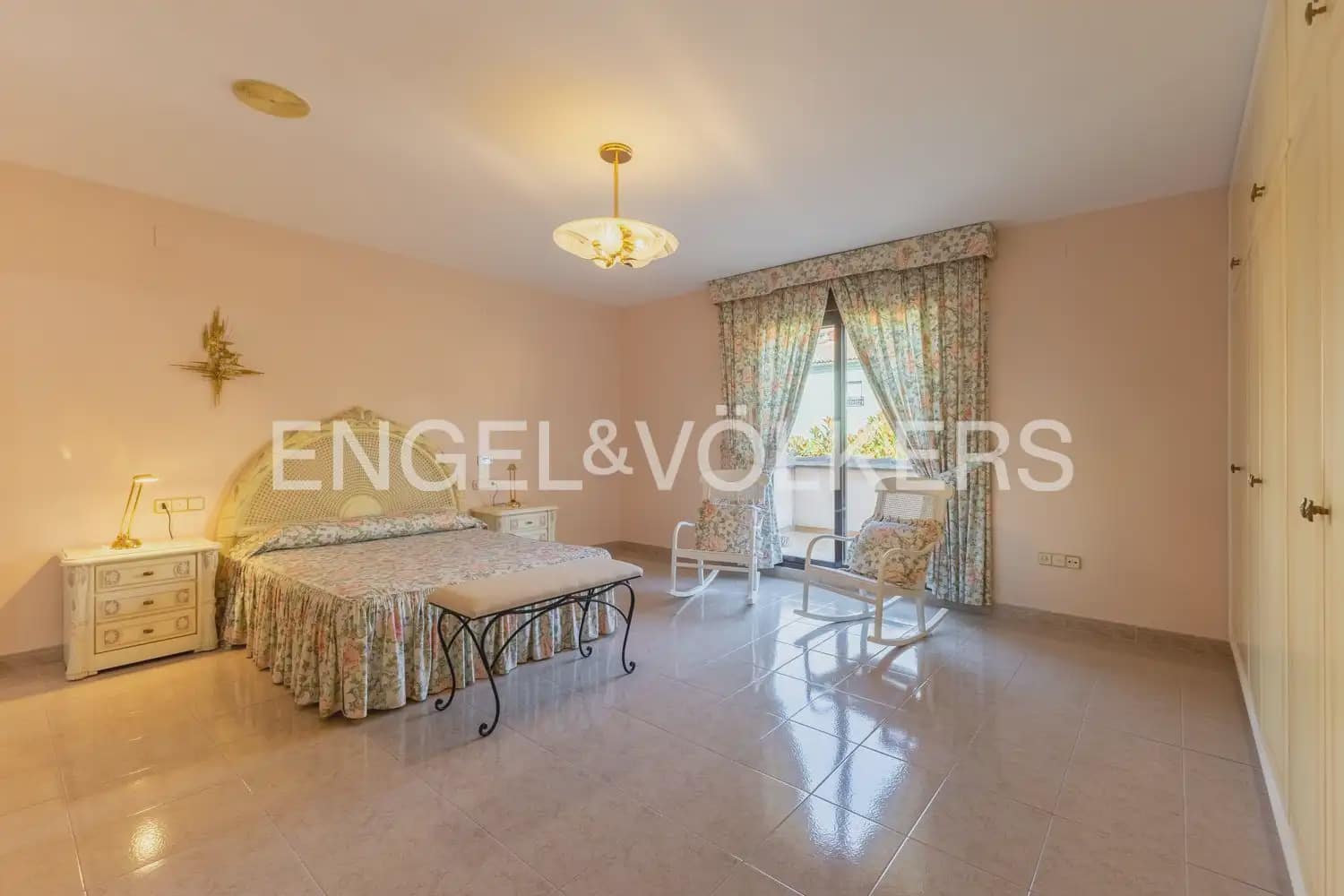 5 bedroom Townhouse for sale in Montichelvo with pool garage - € 650,000 (Ref: 10034199)