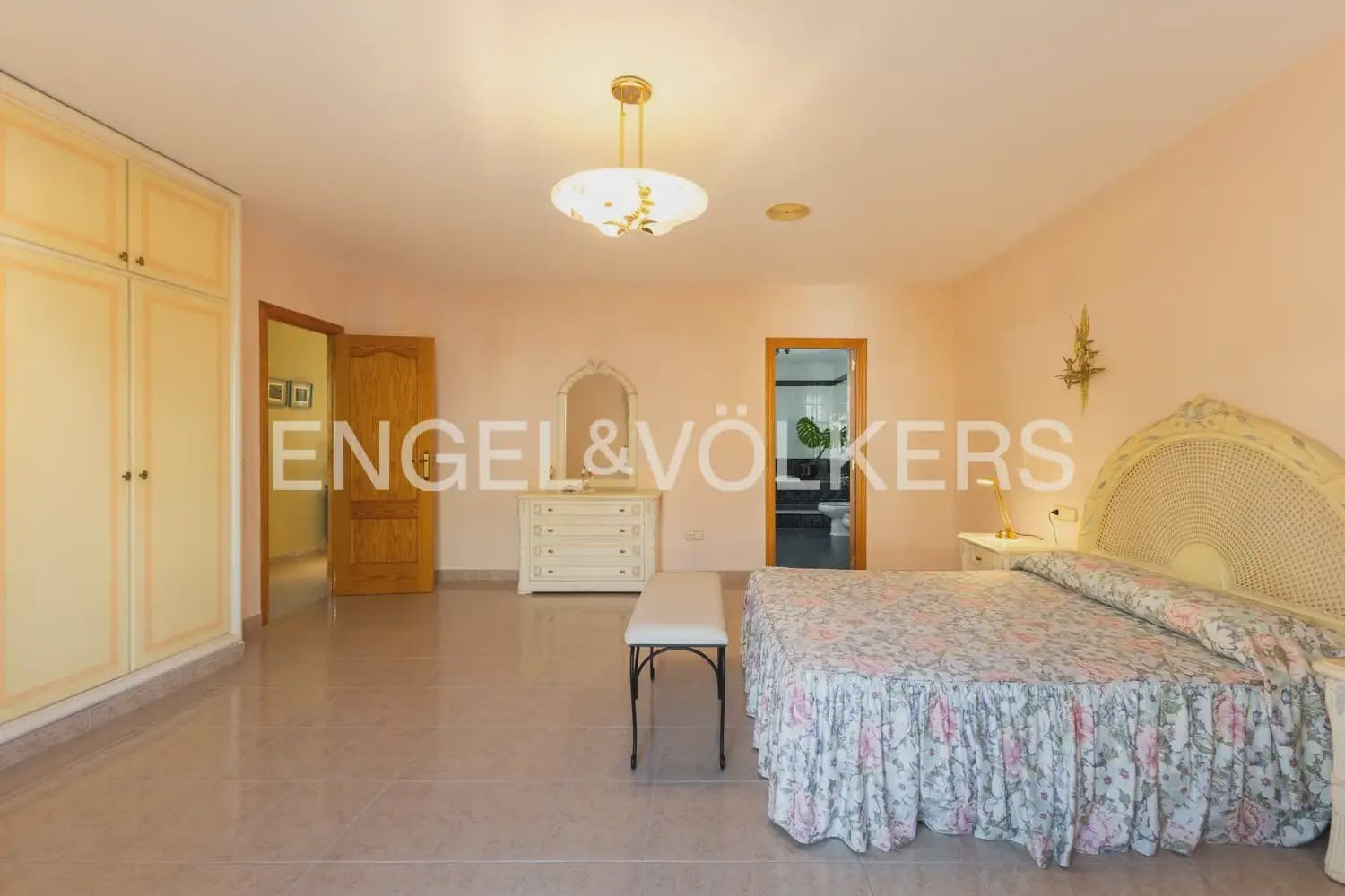5 bedroom Townhouse for sale in Montichelvo with pool garage - € 650,000 (Ref: 10034199)