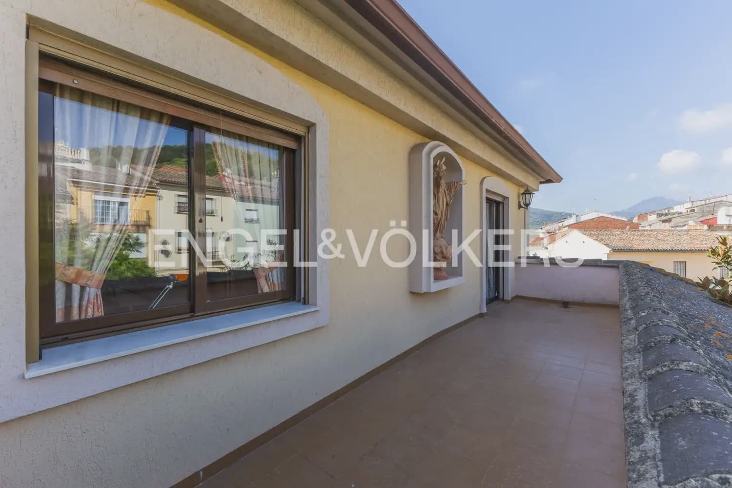 5 bedroom Townhouse for sale in Montichelvo with pool garage - € 650,000 (Ref: 10034199)