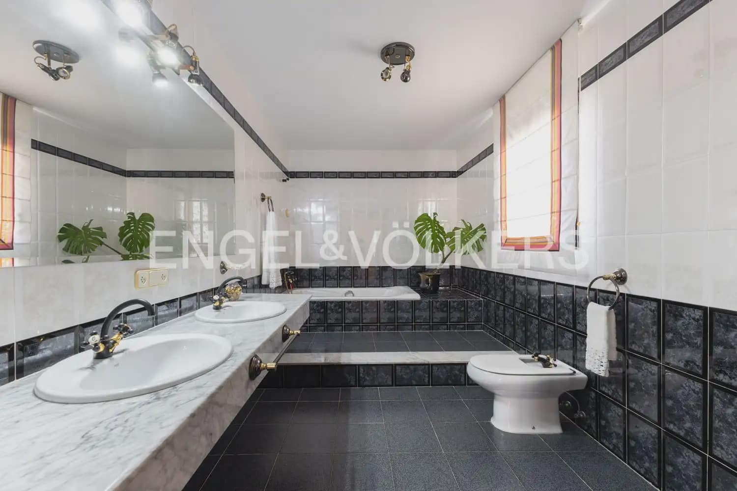 5 bedroom Townhouse for sale in Montichelvo with pool garage - € 650,000 (Ref: 10034199)
