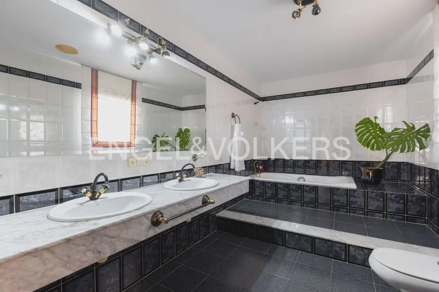 5 bedroom Townhouse for sale in Montichelvo with pool garage - € 650,000 (Ref: 10034199)