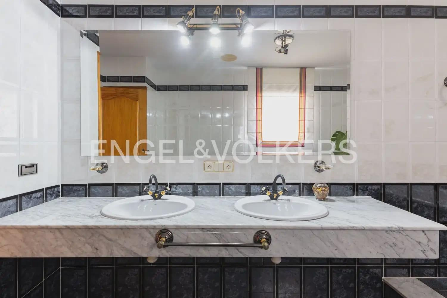 5 bedroom Townhouse for sale in Montichelvo with pool garage - € 650,000 (Ref: 10034199)