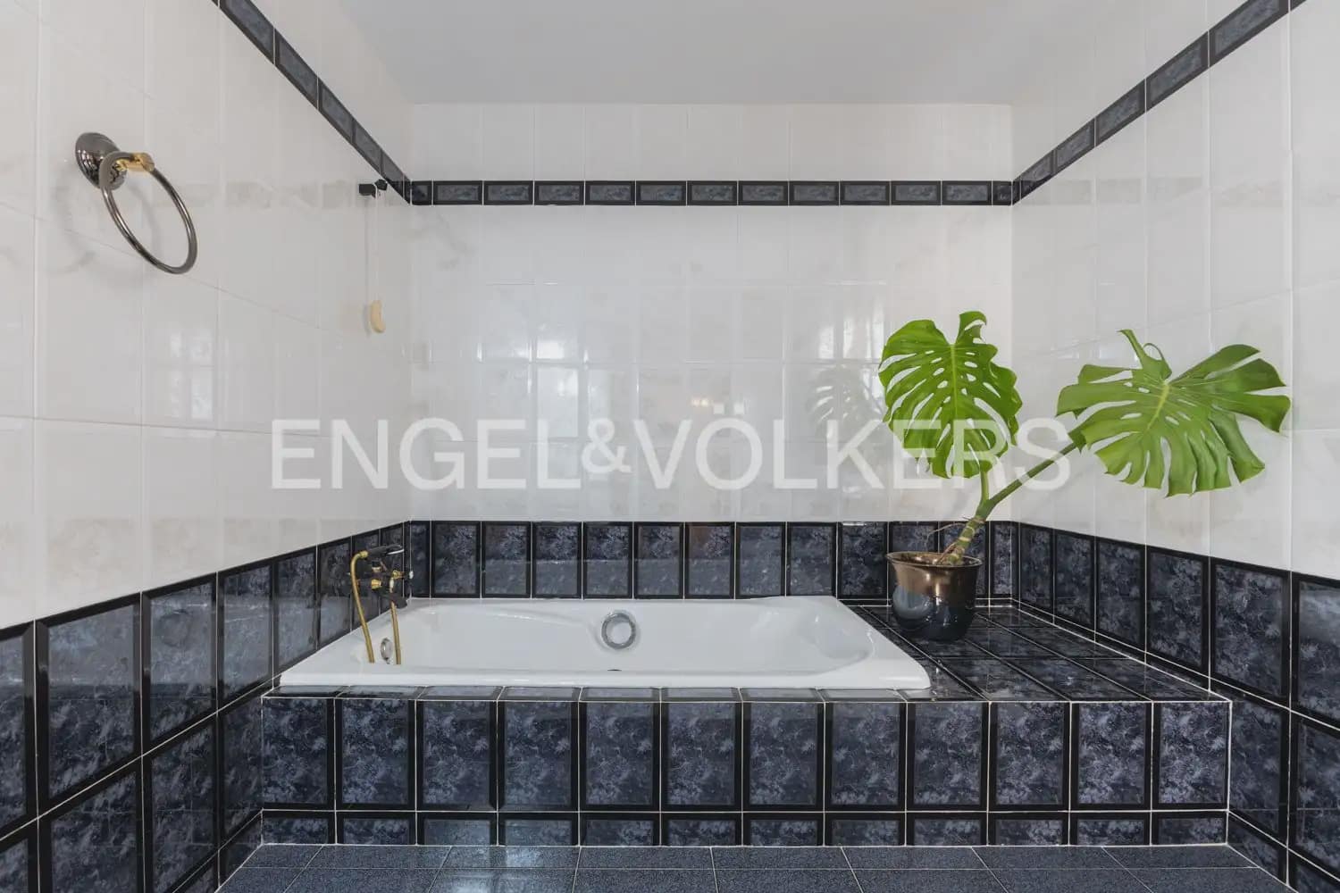 5 bedroom Townhouse for sale in Montichelvo with pool garage - € 650,000 (Ref: 10034199)