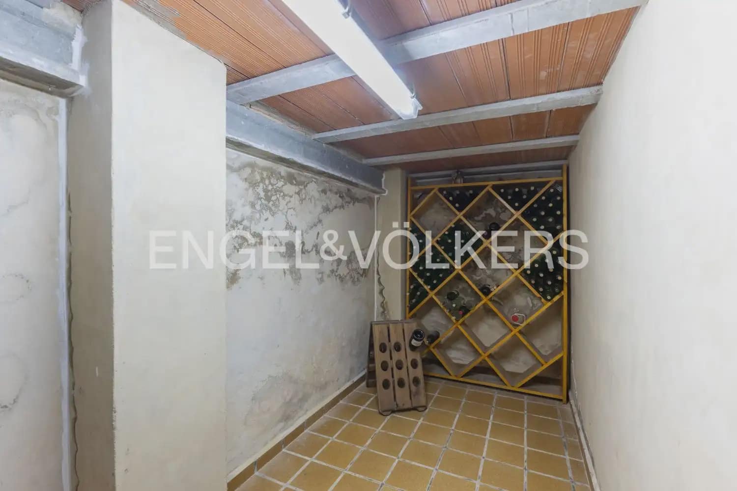 5 bedroom Townhouse for sale in Montichelvo with pool garage - € 650,000 (Ref: 10034199)