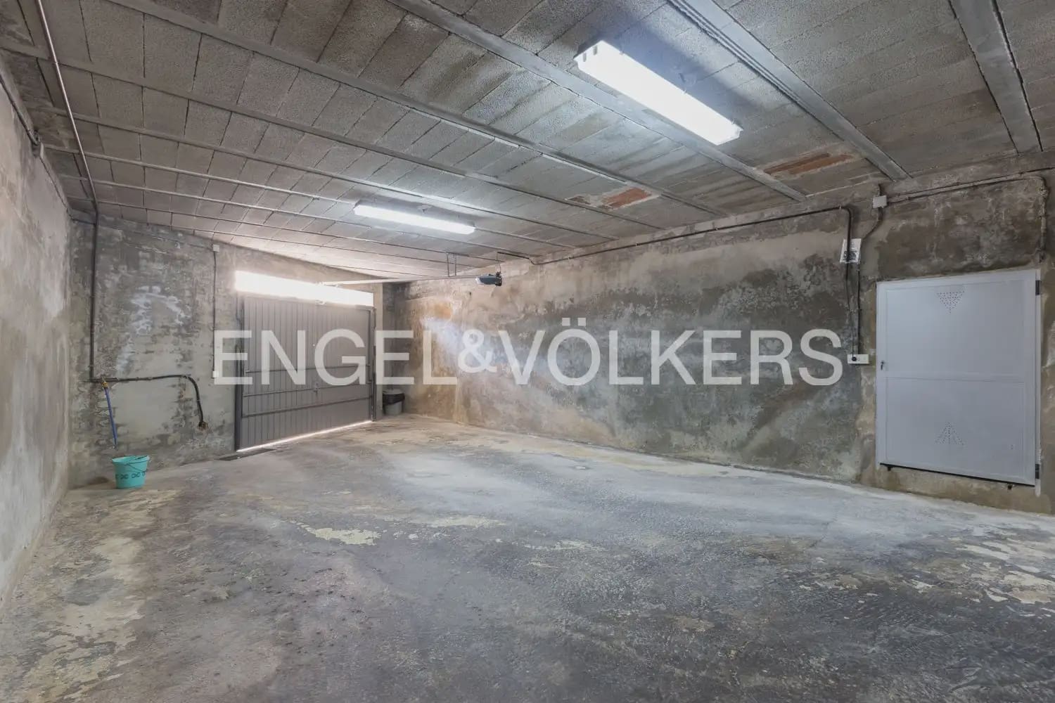 5 bedroom Townhouse for sale in Montichelvo with pool garage - € 650,000 (Ref: 10034199)