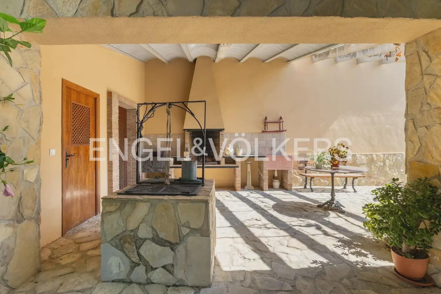 5 bedroom Townhouse for sale in Montichelvo with pool garage - € 650,000 (Ref: 10034199)