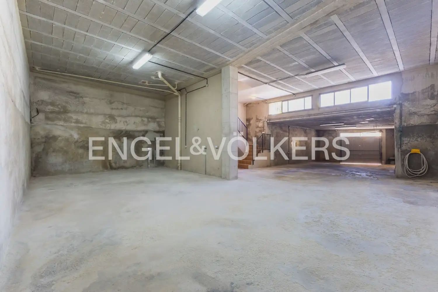 5 bedroom Townhouse for sale in Montichelvo with pool garage - € 650,000 (Ref: 10034199)