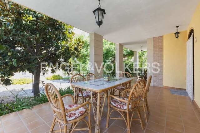 5 bedroom Townhouse for sale in Montichelvo with pool garage - € 650,000 (Ref: 10034199)