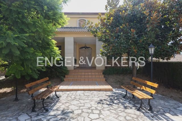 5 bedroom Townhouse for sale in Montichelvo with pool garage - € 650,000 (Ref: 10034199)