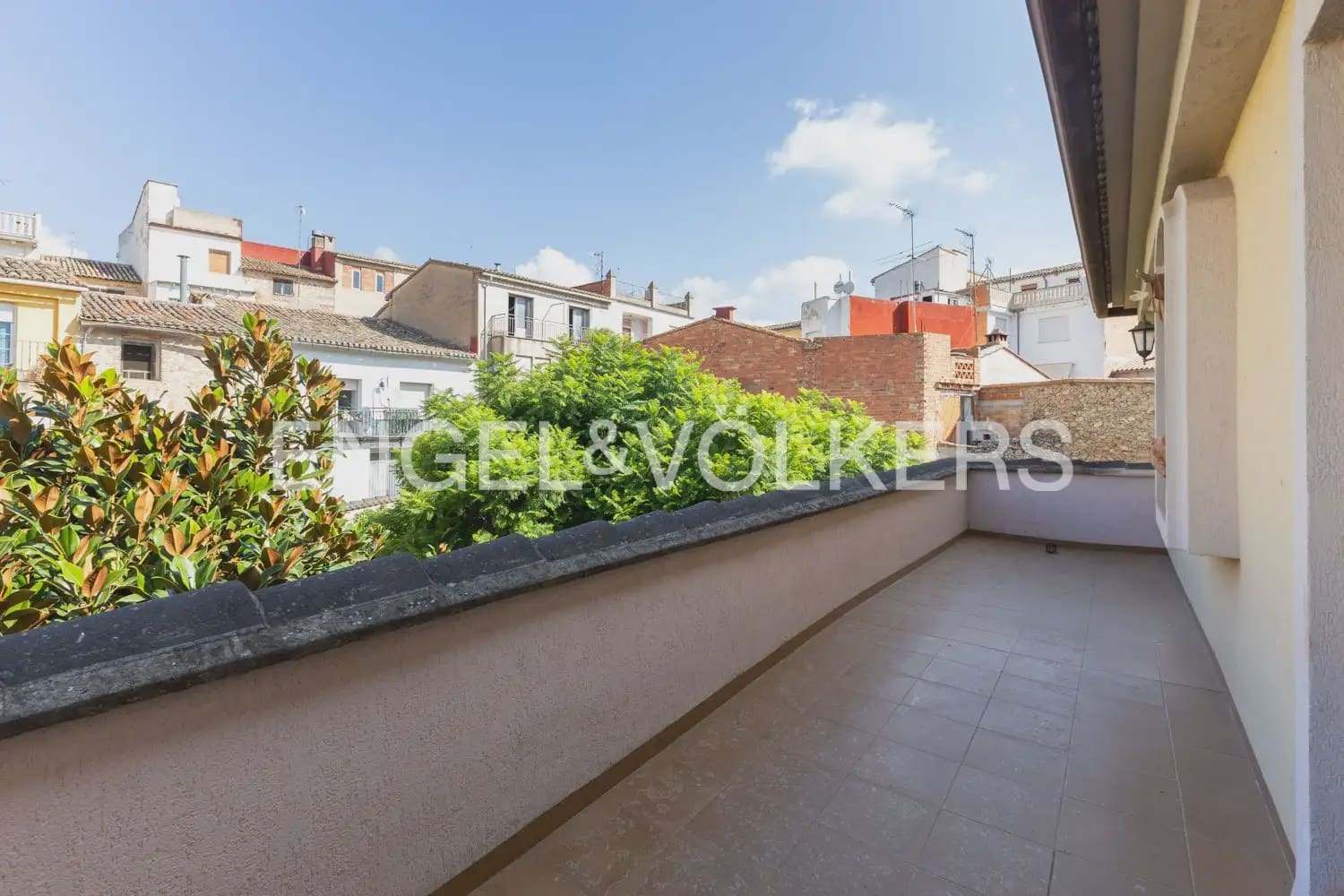 5 bedroom Townhouse for sale in Montichelvo with pool garage - € 650,000 (Ref: 10034199)