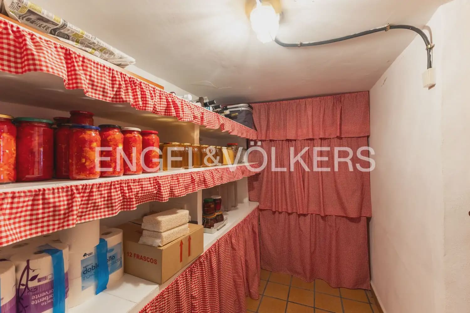 5 bedroom Townhouse for sale in Montichelvo with pool garage - € 650,000 (Ref: 10034199)