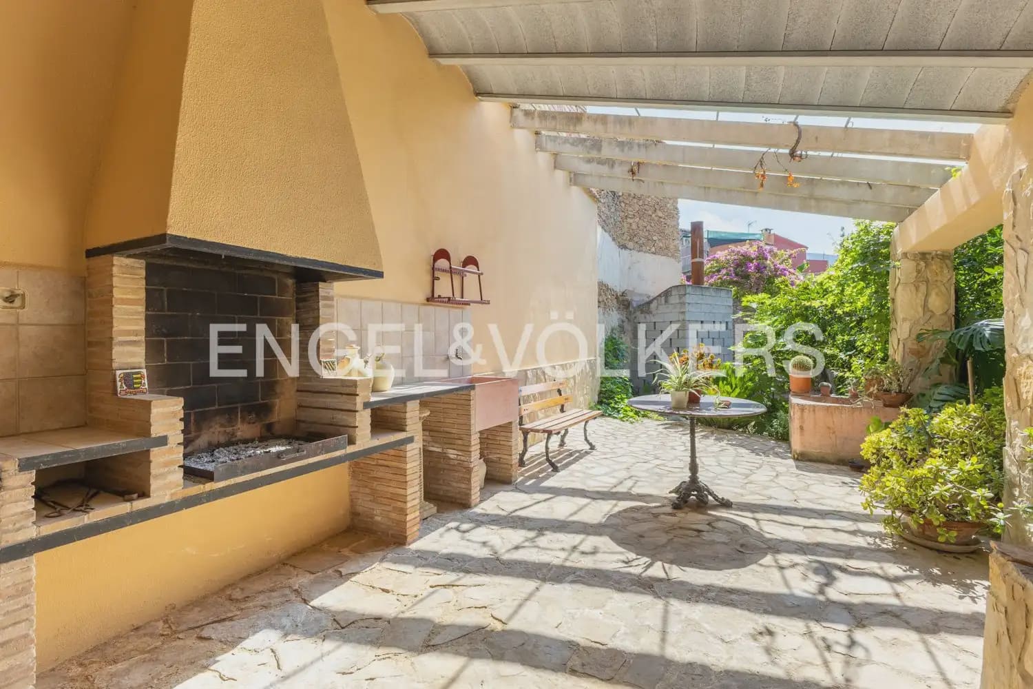 5 bedroom Townhouse for sale in Montichelvo with pool garage - € 650,000 (Ref: 10034199)