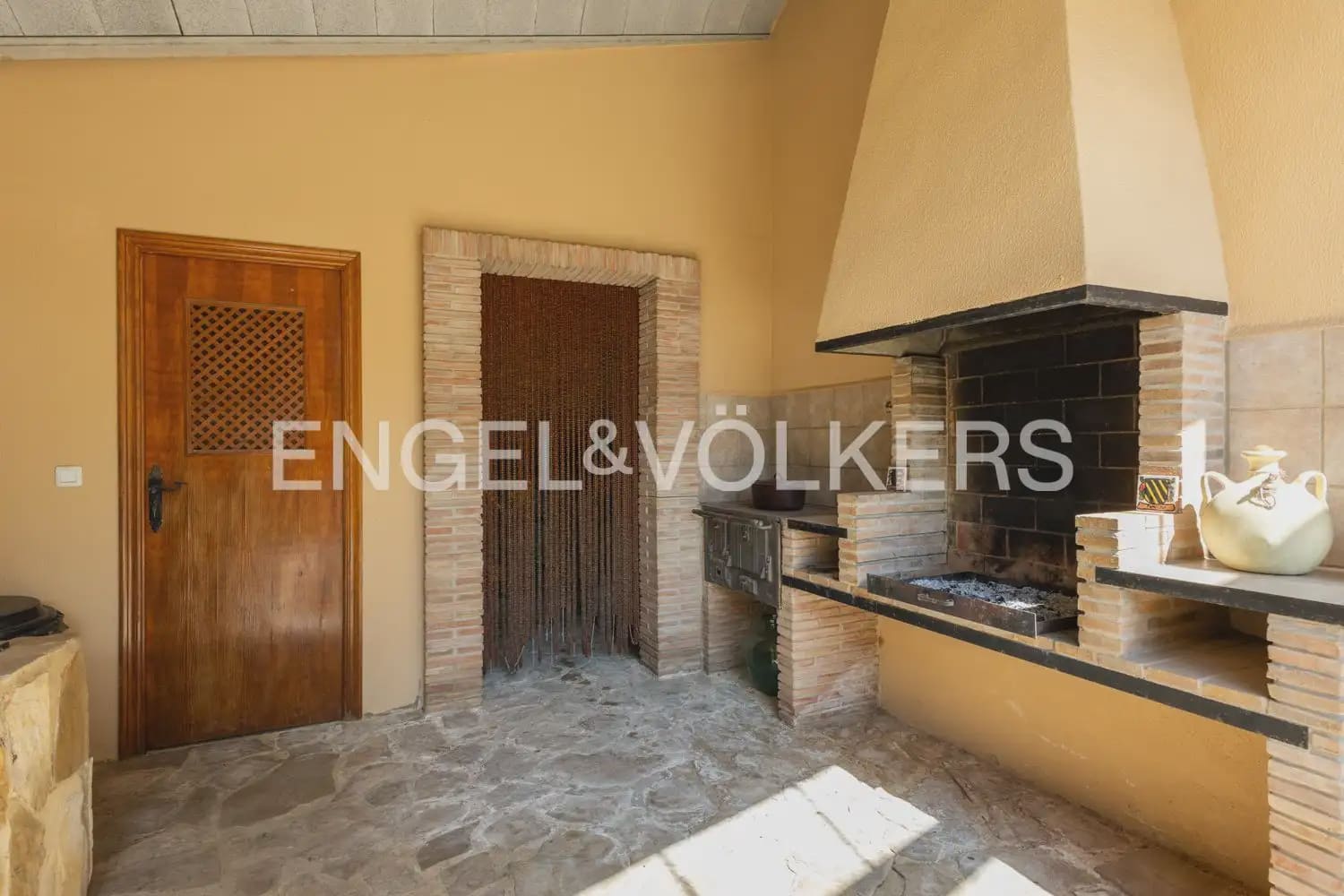 5 bedroom Townhouse for sale in Montichelvo with pool garage - € 650,000 (Ref: 10034199)