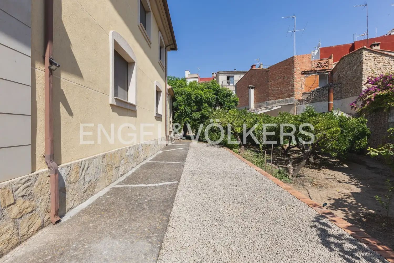 5 bedroom Townhouse for sale in Montichelvo with pool garage - € 650,000 (Ref: 10034199)