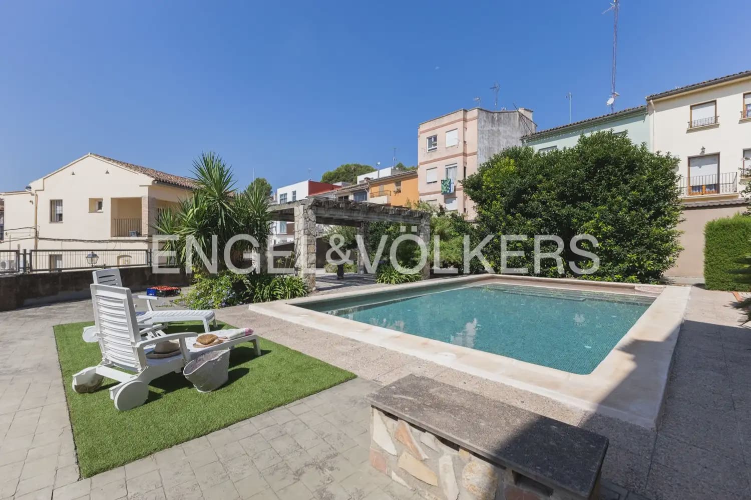 5 bedroom Townhouse for sale in Montichelvo with pool garage - € 650,000 (Ref: 10034199)