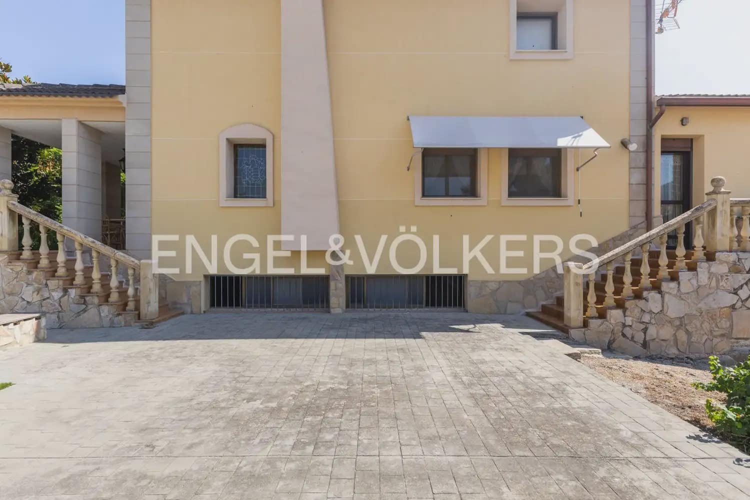 5 bedroom Townhouse for sale in Montichelvo with pool garage - € 650,000 (Ref: 10034199)