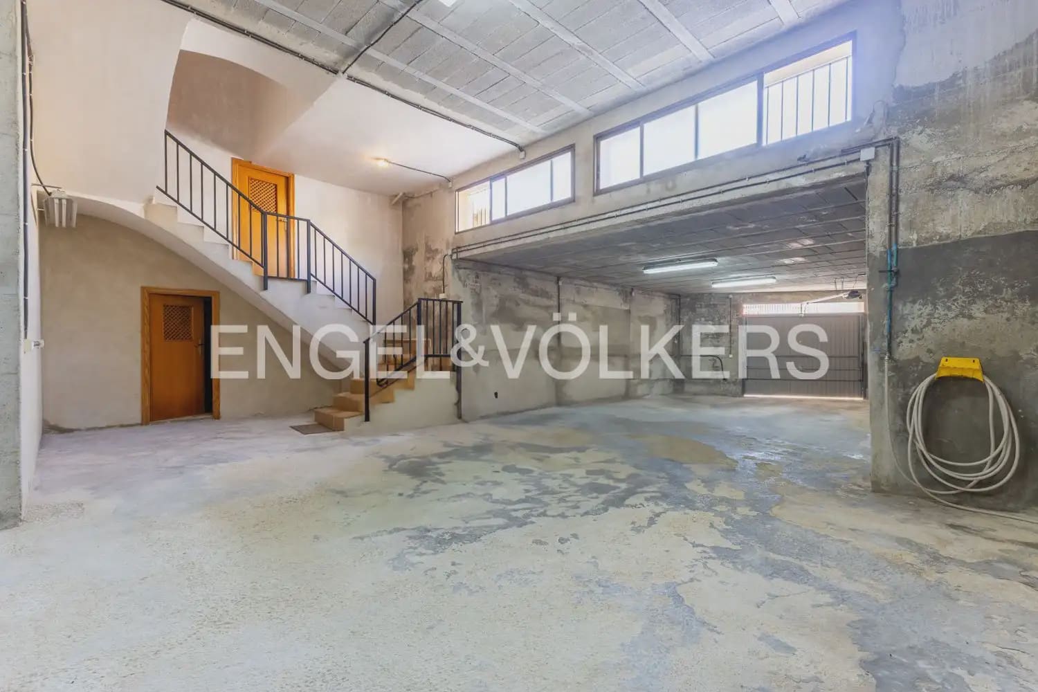 5 bedroom Townhouse for sale in Montichelvo with pool garage - € 650,000 (Ref: 10034199)