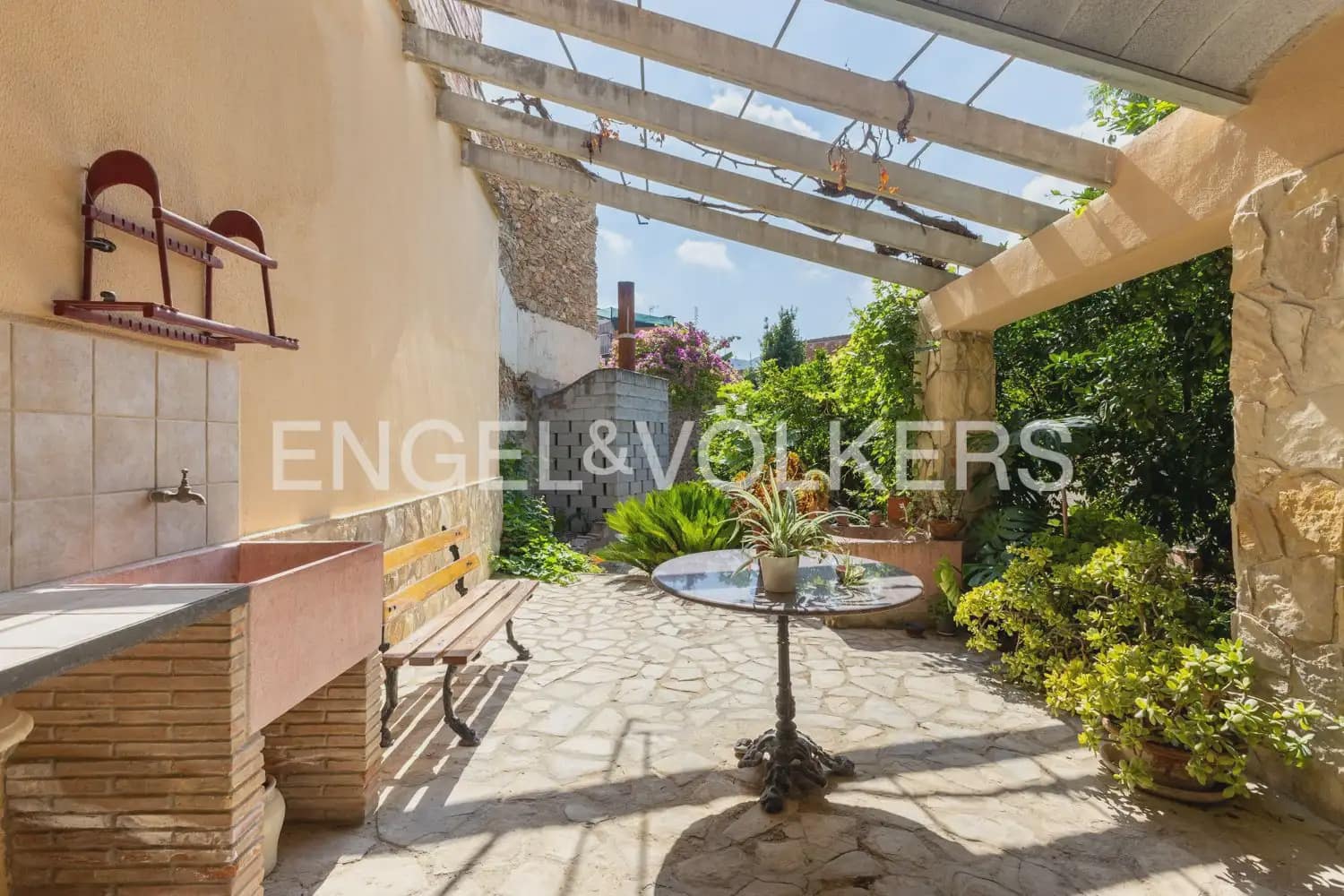 5 bedroom Townhouse for sale in Montichelvo with pool garage - € 650,000 (Ref: 10034199)