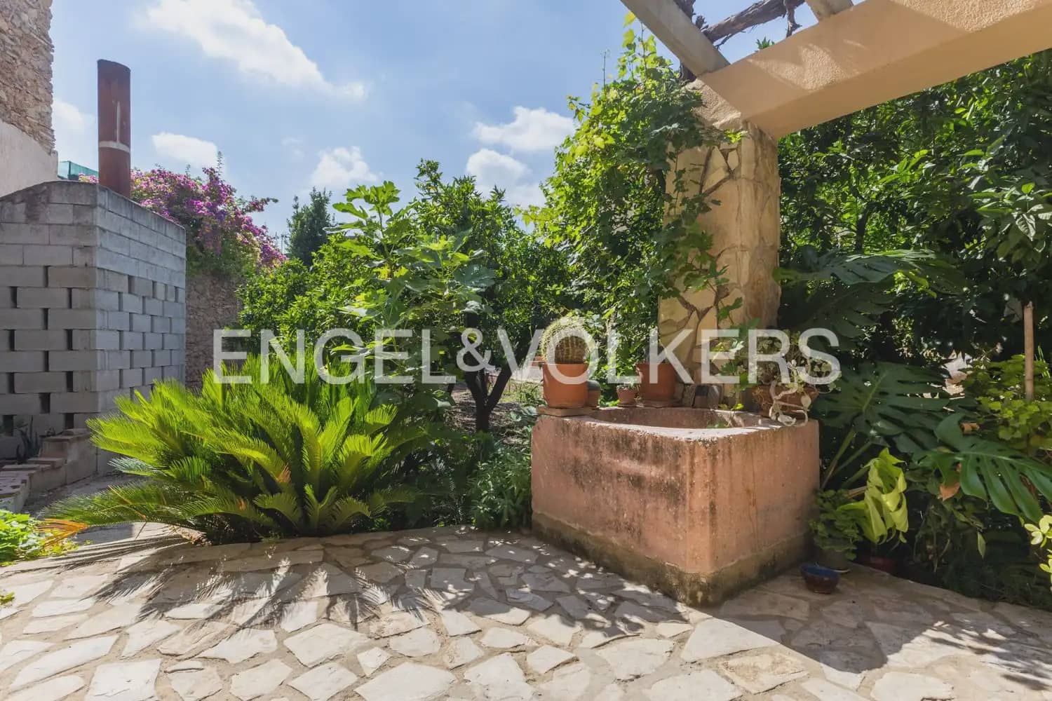 5 bedroom Townhouse for sale in Montichelvo with pool garage - € 650,000 (Ref: 10034199)