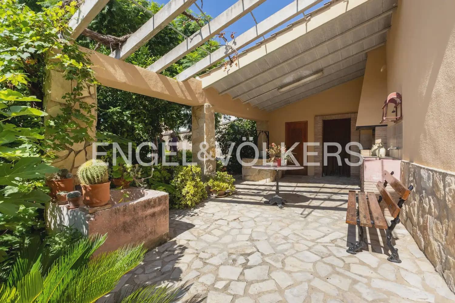 5 bedroom Townhouse for sale in Montichelvo with pool garage - € 650,000 (Ref: 10034199)