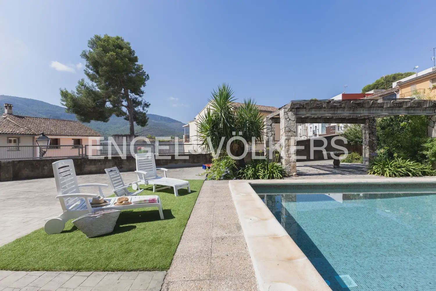 5 bedroom Townhouse for sale in Montichelvo with pool garage - € 650,000 (Ref: 10034199)