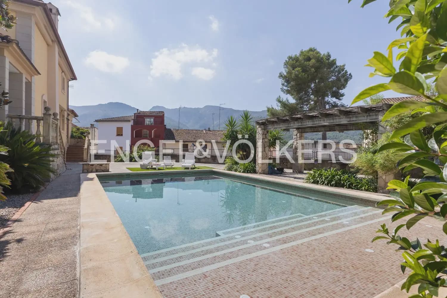 5 bedroom Townhouse for sale in Montichelvo with pool garage - € 650,000 (Ref: 10034199)