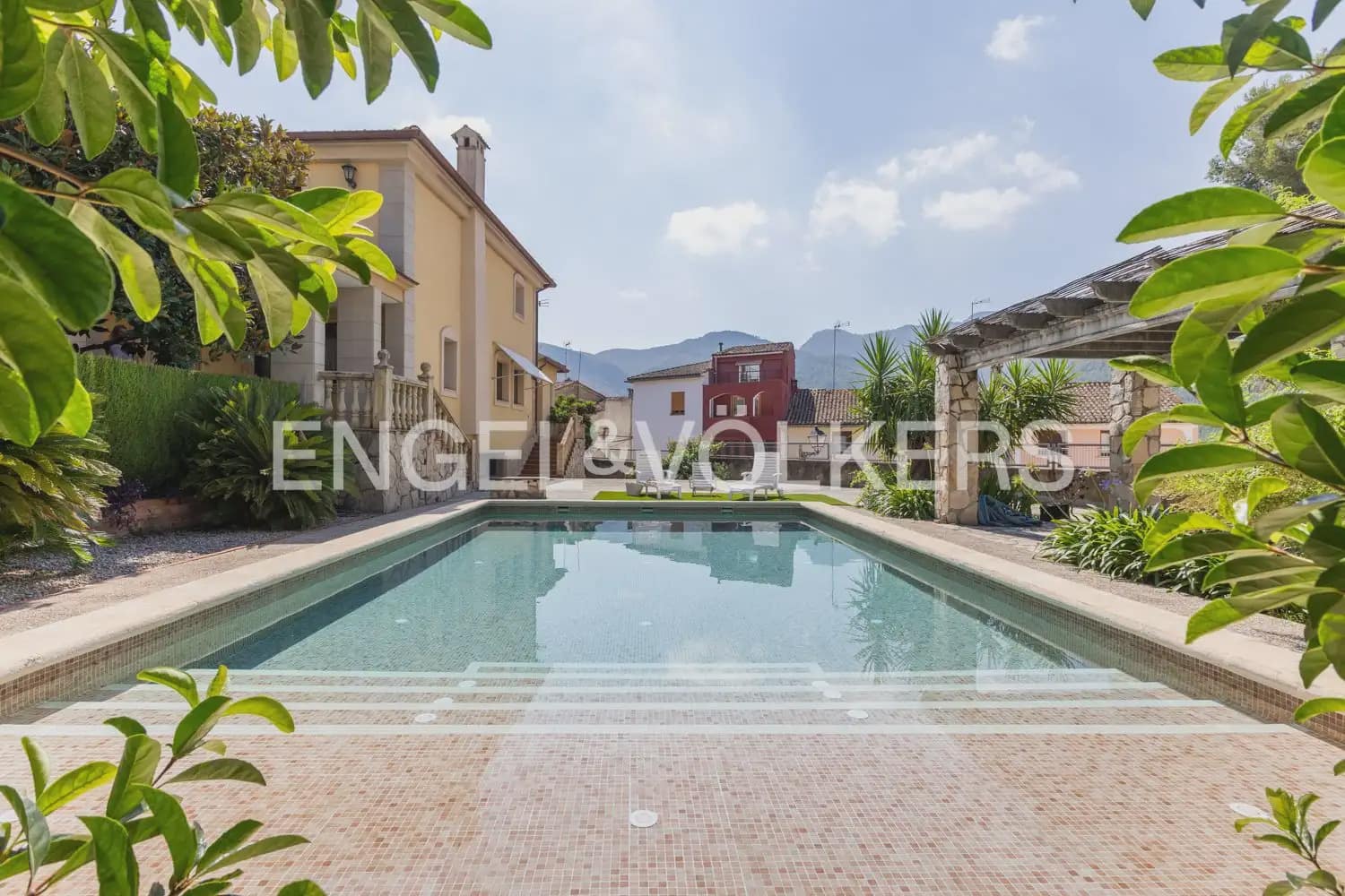 5 bedroom Townhouse for sale in Montichelvo with pool garage - € 650,000 (Ref: 10034199)