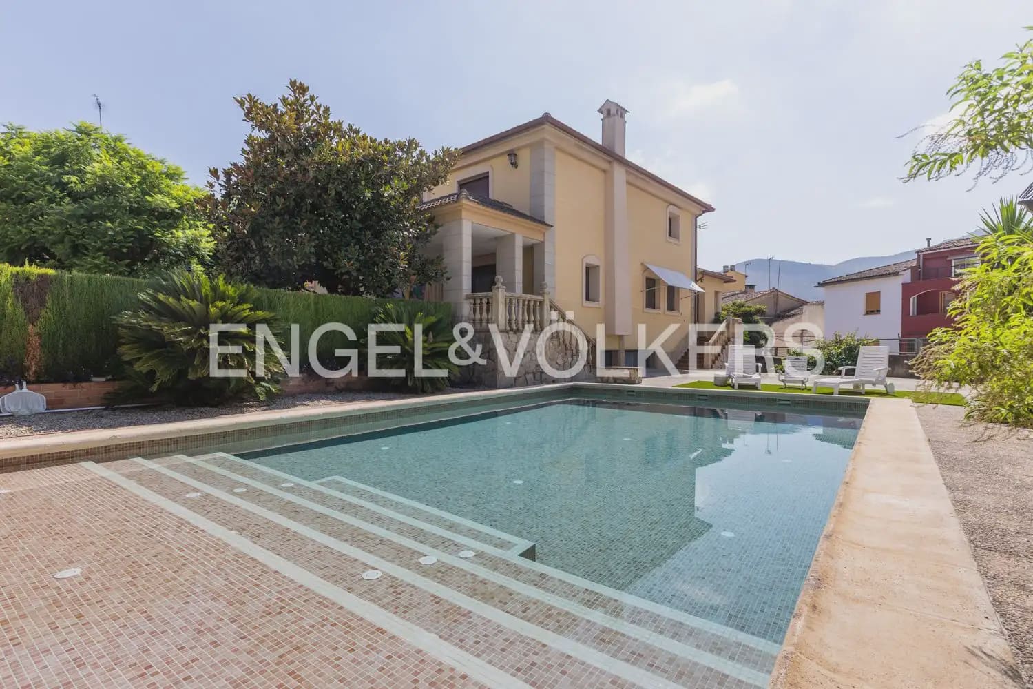 5 bedroom Townhouse for sale in Montichelvo with pool garage - € 650,000 (Ref: 10034199)