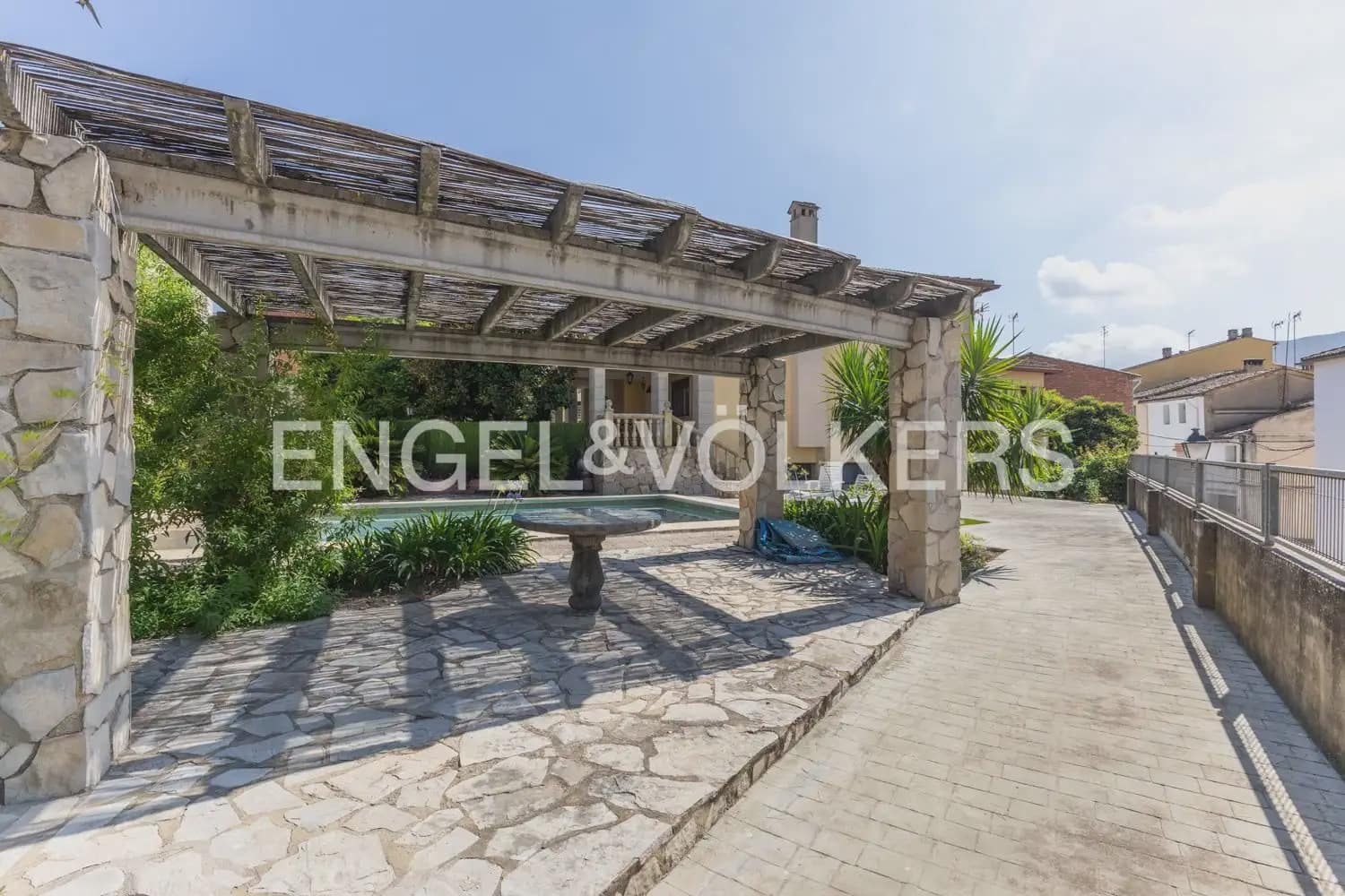 5 bedroom Townhouse for sale in Montichelvo with pool garage - € 650,000 (Ref: 10034199)
