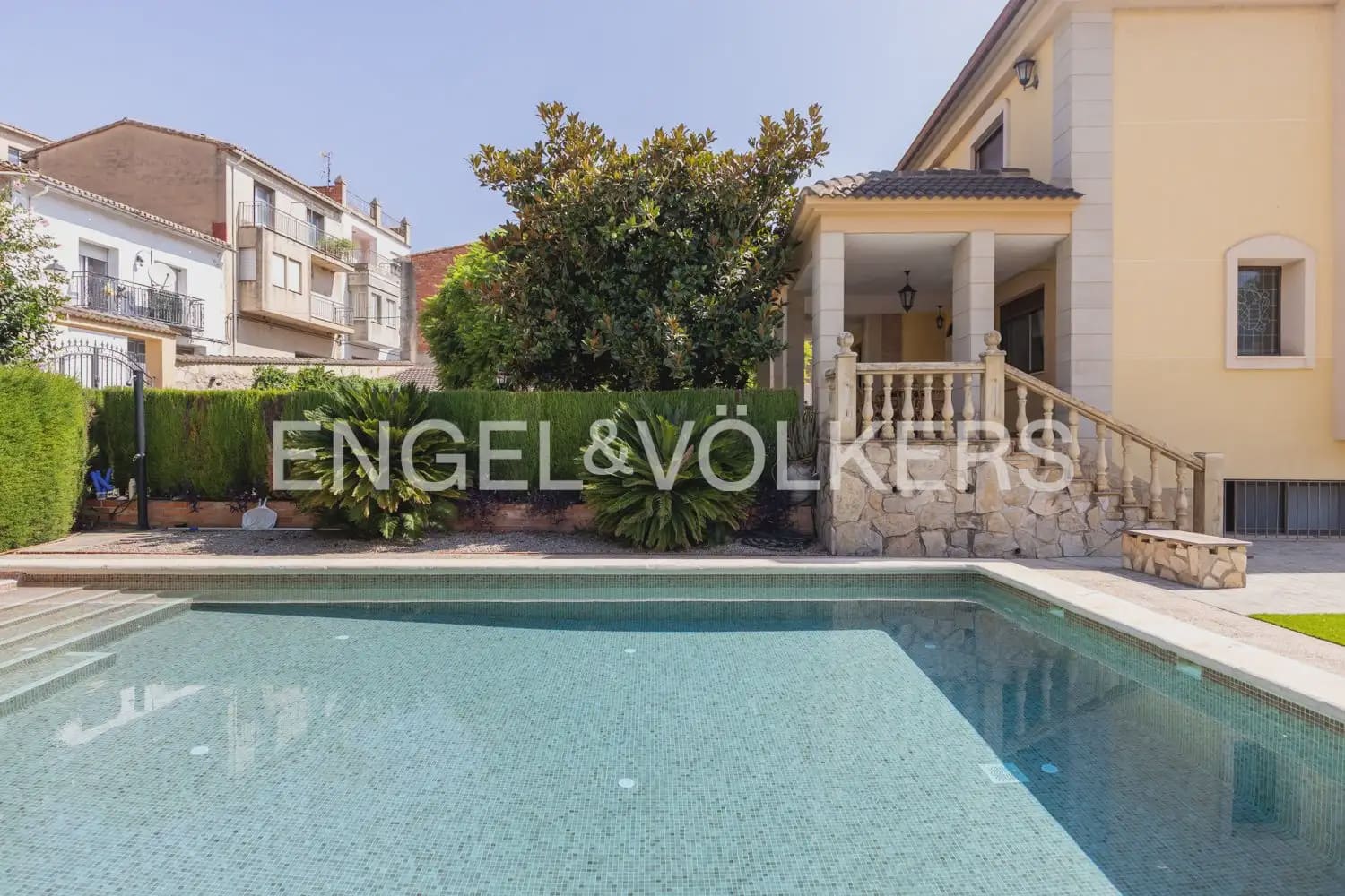 5 bedroom Townhouse for sale in Montichelvo with pool garage - € 650,000 (Ref: 10034199)