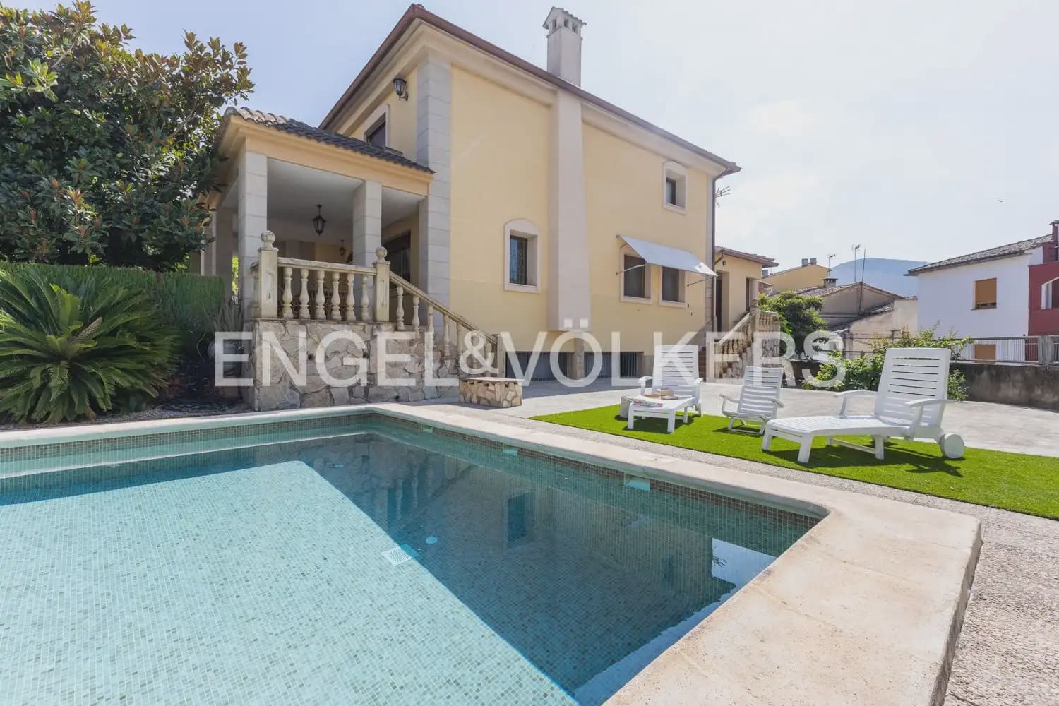 5 bedroom Townhouse for sale in Montichelvo with pool garage - € 650,000 (Ref: 10034199)