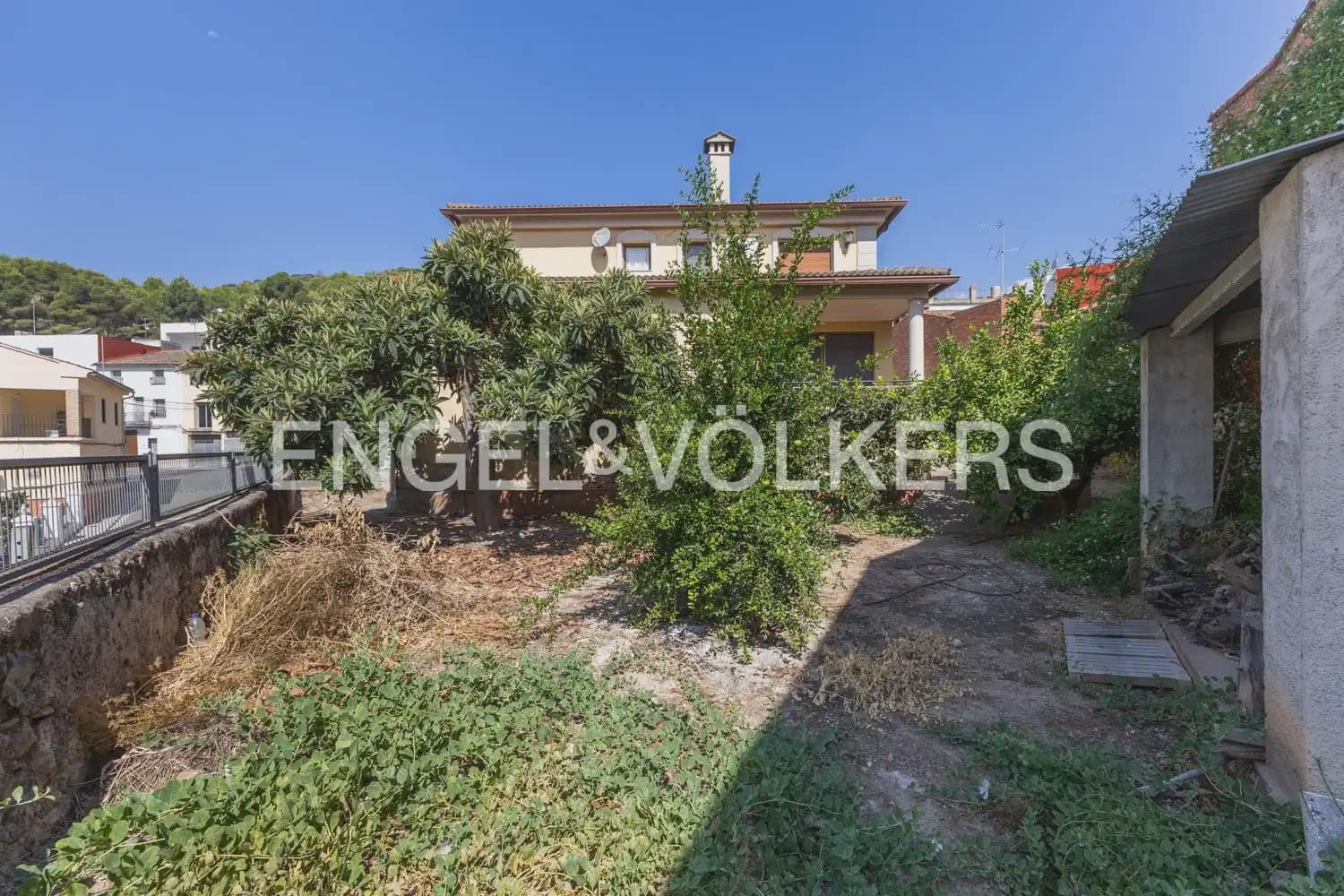 5 bedroom Townhouse for sale in Montichelvo with pool garage - € 650,000 (Ref: 10034199)