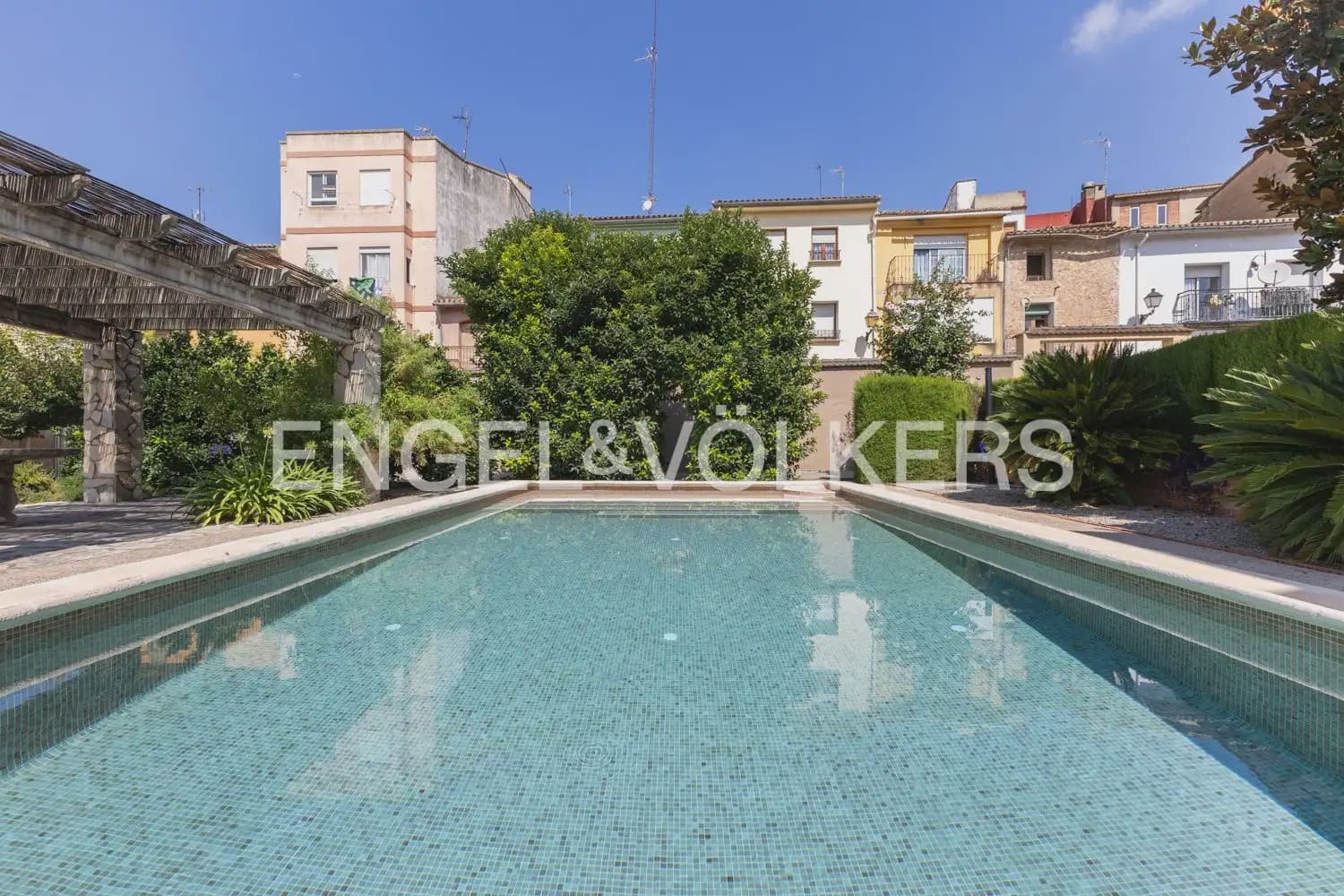 5 bedroom Townhouse for sale in Montichelvo with pool garage - € 650,000 (Ref: 10034199)