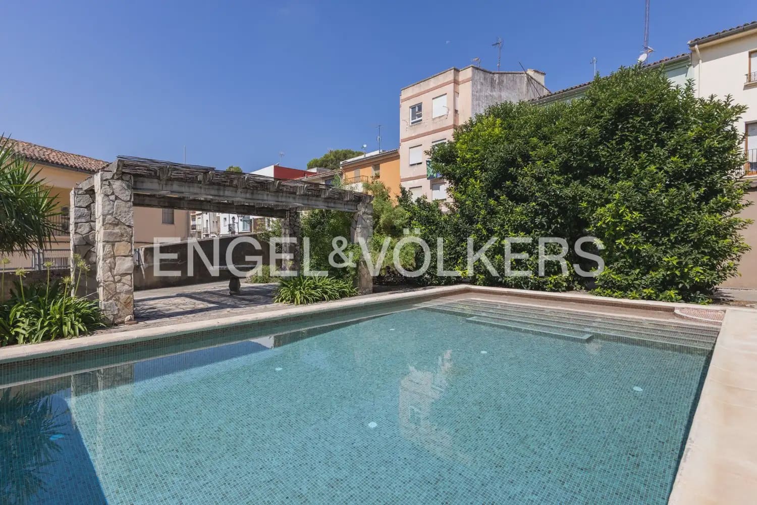 5 bedroom Townhouse for sale in Montichelvo with pool garage - € 650,000 (Ref: 10034199)