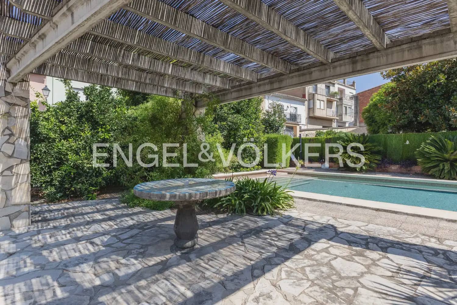 5 bedroom Townhouse for sale in Montichelvo with pool garage - € 650,000 (Ref: 10034199)