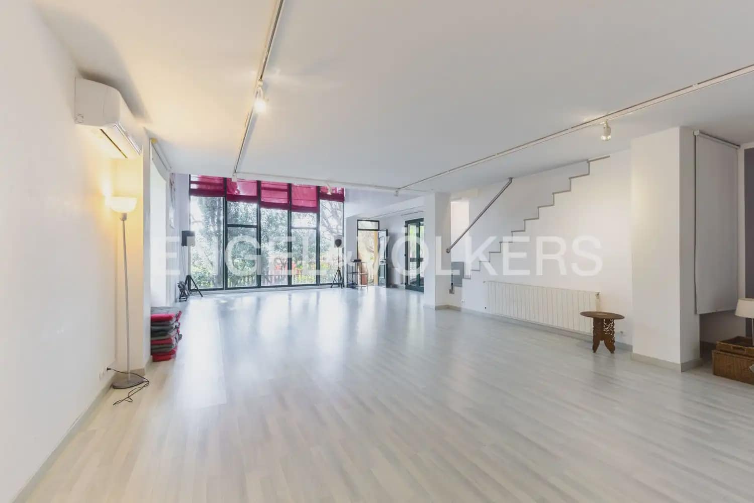 10 chambre Entreprise à vendre à Gilet avec piscine - 1 750 000 € (Ref: 10034372)