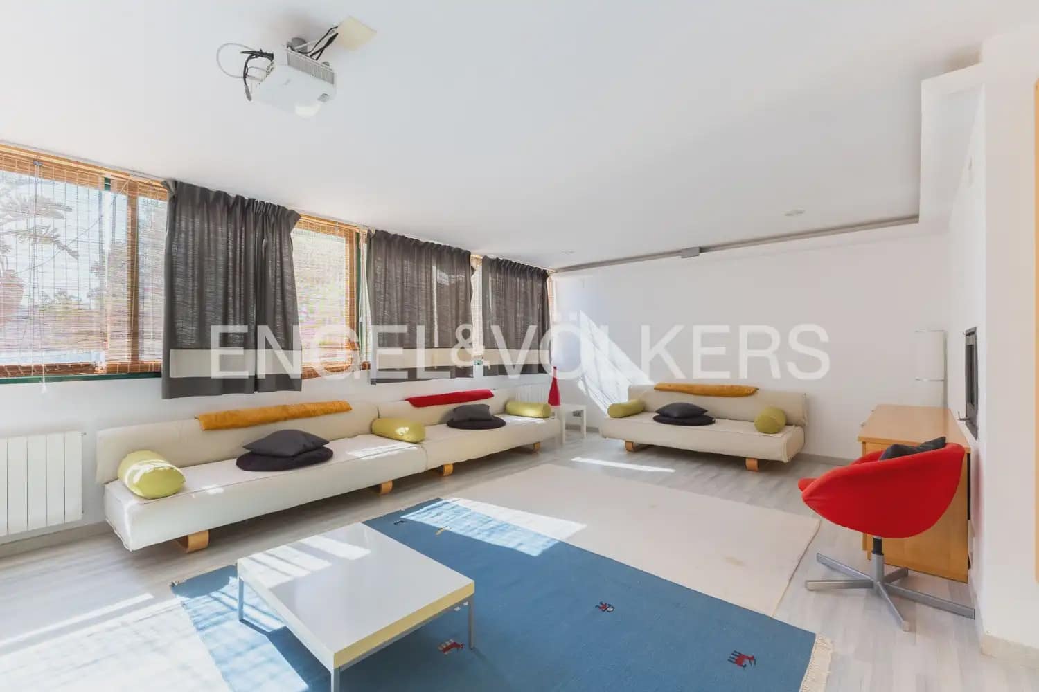 10 chambre Entreprise à vendre à Gilet avec piscine - 1 750 000 € (Ref: 10034372)