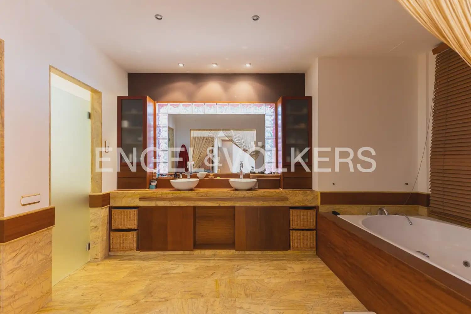 10 chambre Entreprise à vendre à Gilet avec piscine - 1 750 000 € (Ref: 10034372)