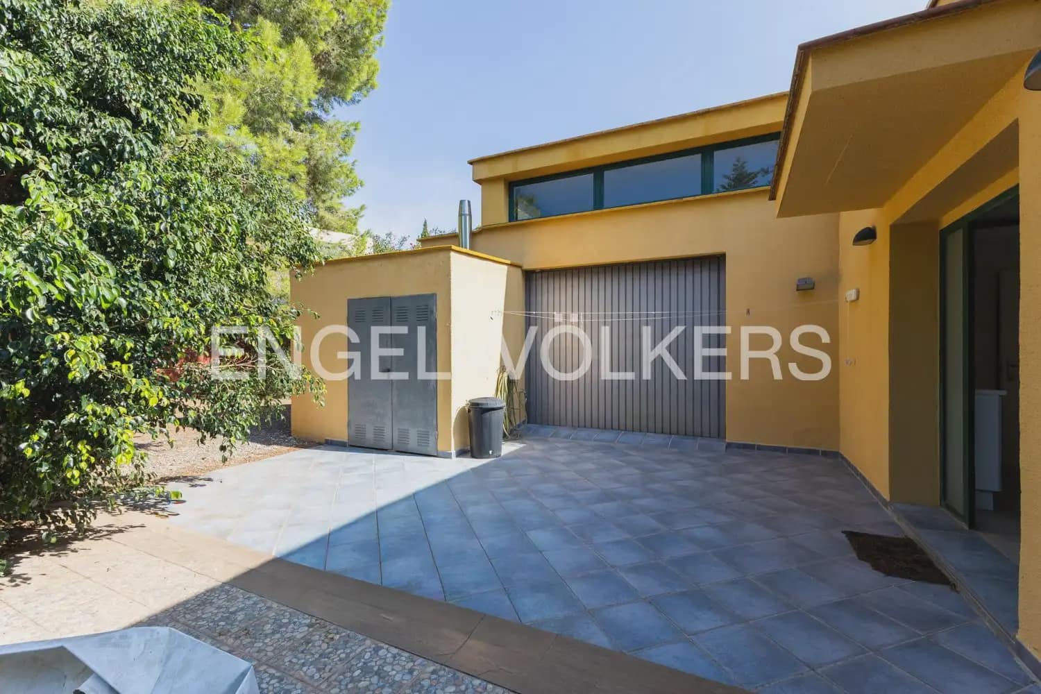 10 chambre Entreprise à vendre à Gilet avec piscine - 1 750 000 € (Ref: 10034372)