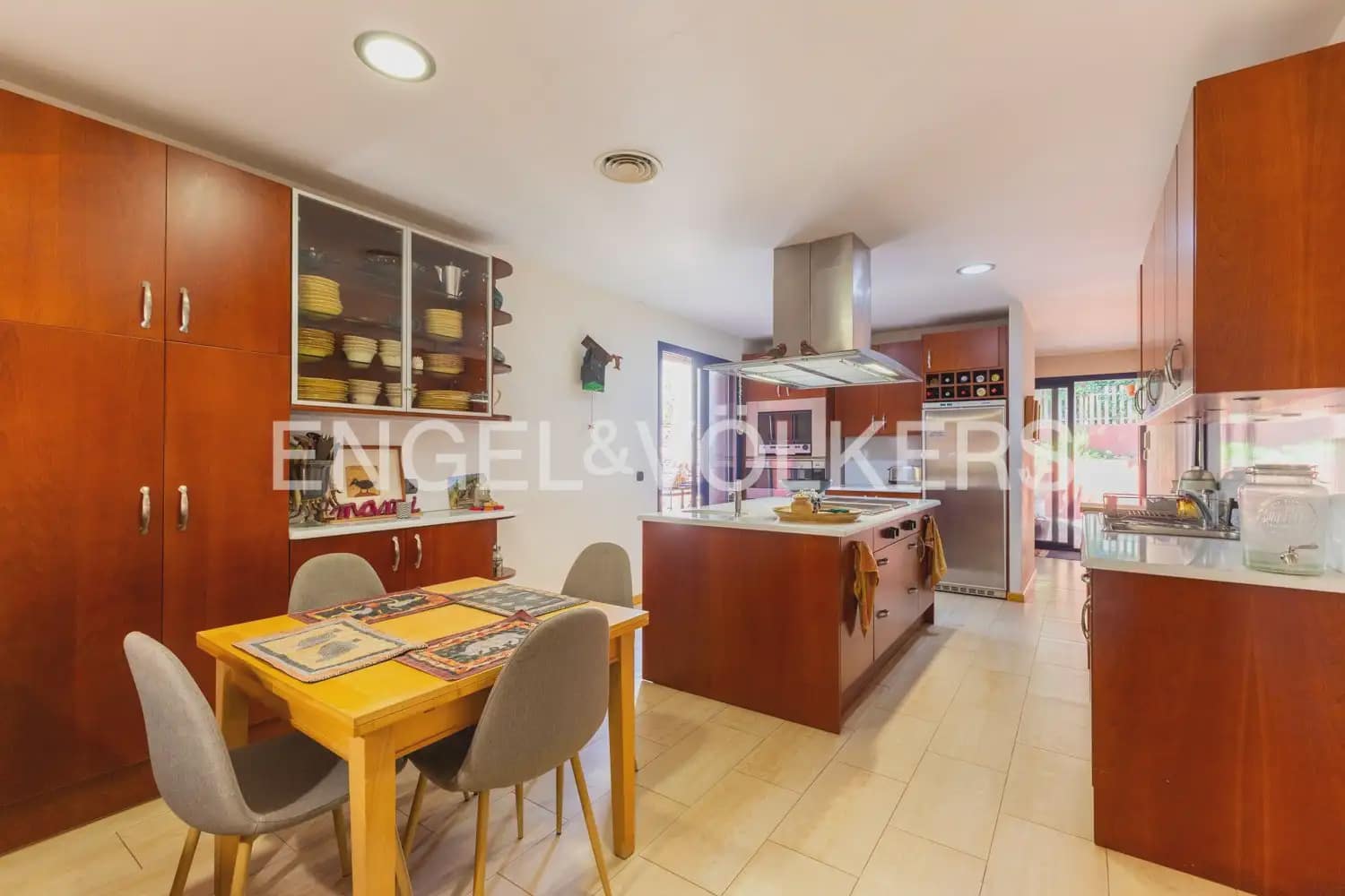 10 chambre Entreprise à vendre à Gilet avec piscine - 1 750 000 € (Ref: 10034372)