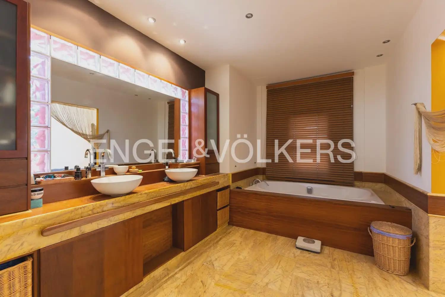 10 chambre Entreprise à vendre à Gilet avec piscine - 1 750 000 € (Ref: 10034372)