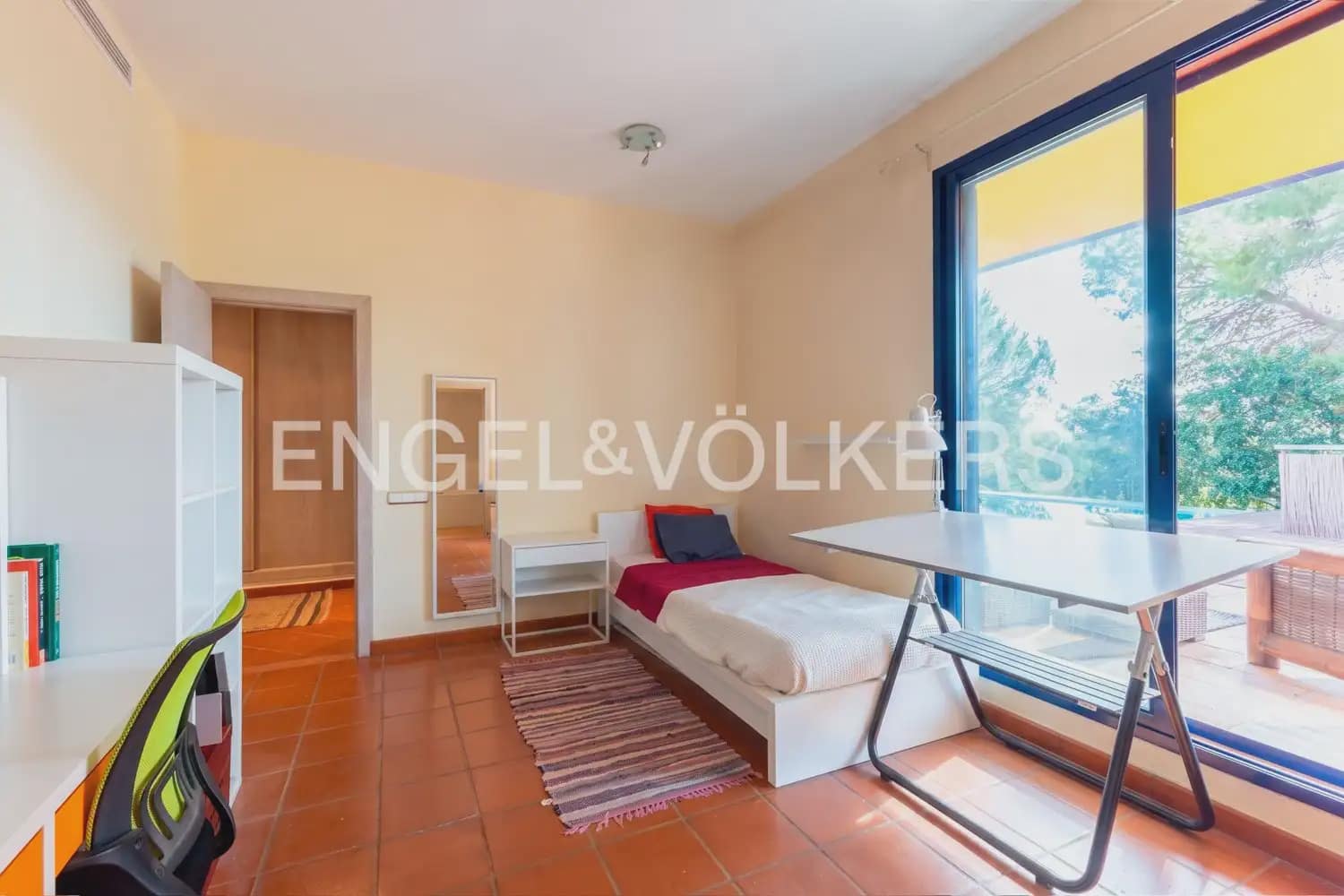 10 chambre Entreprise à vendre à Gilet avec piscine - 1 750 000 € (Ref: 10034372)