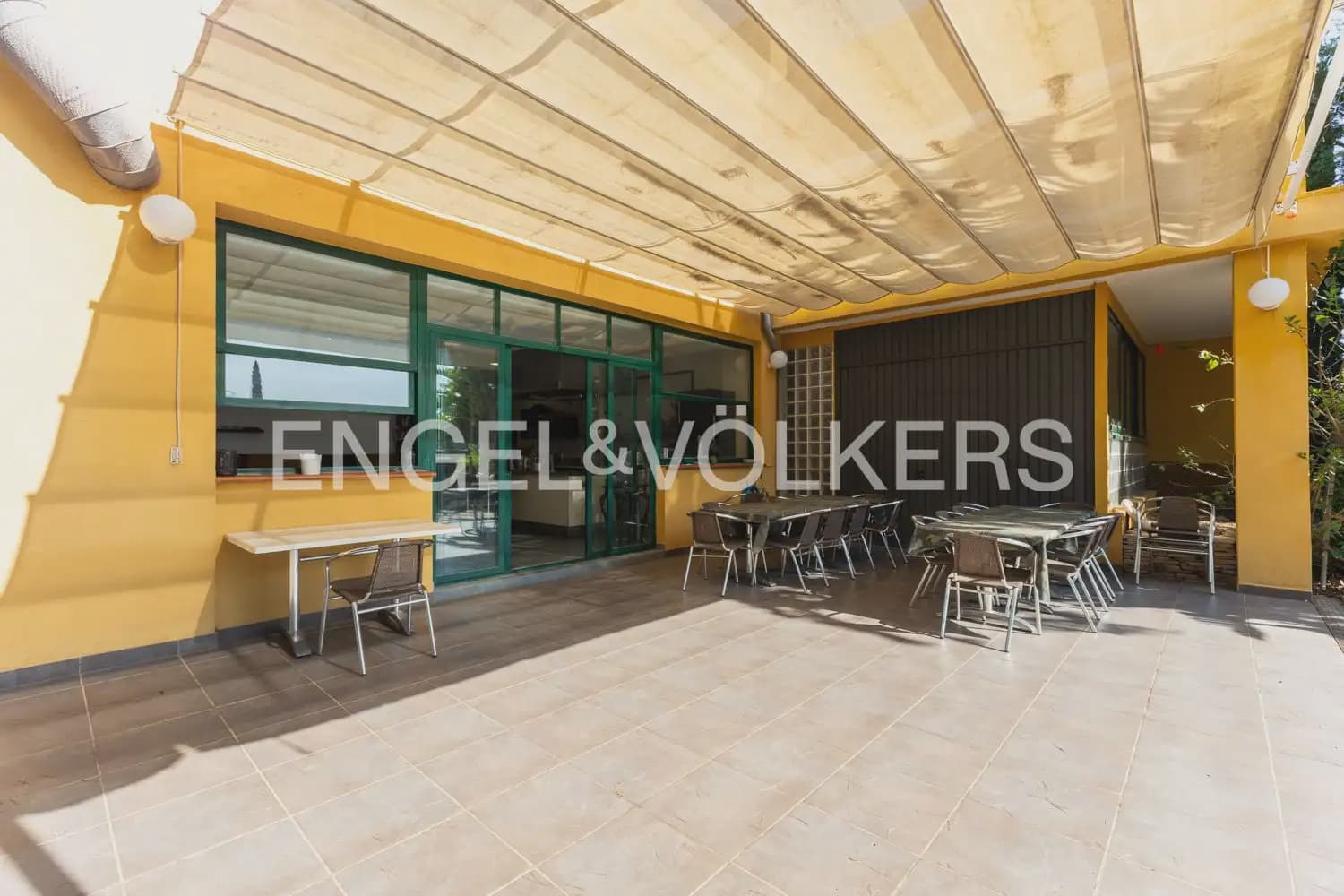 10 chambre Entreprise à vendre à Gilet avec piscine - 1 750 000 € (Ref: 10034372)