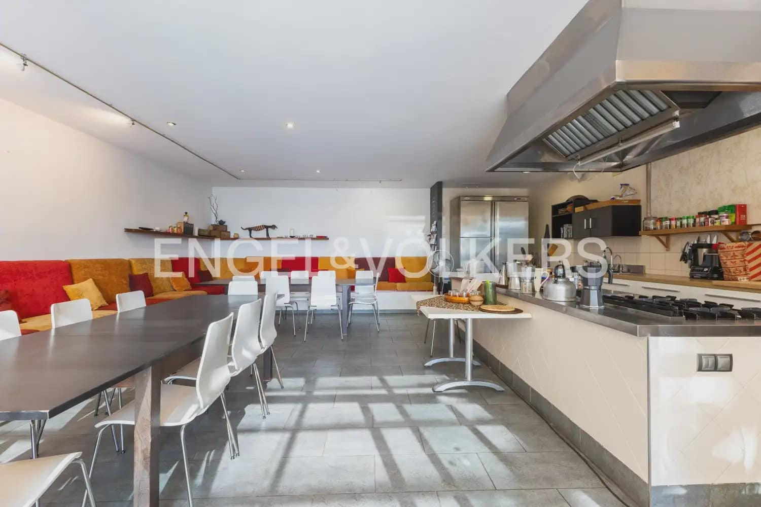 10 chambre Entreprise à vendre à Gilet avec piscine - 1 750 000 € (Ref: 10034372)