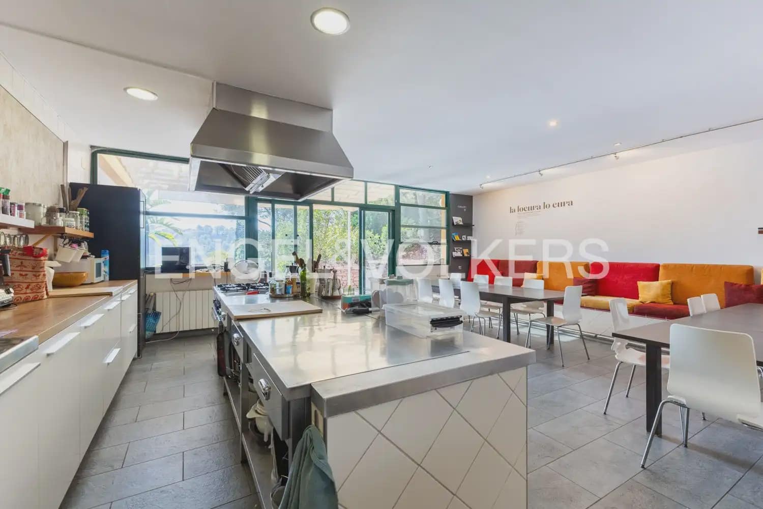 10 chambre Entreprise à vendre à Gilet avec piscine - 1 750 000 € (Ref: 10034372)