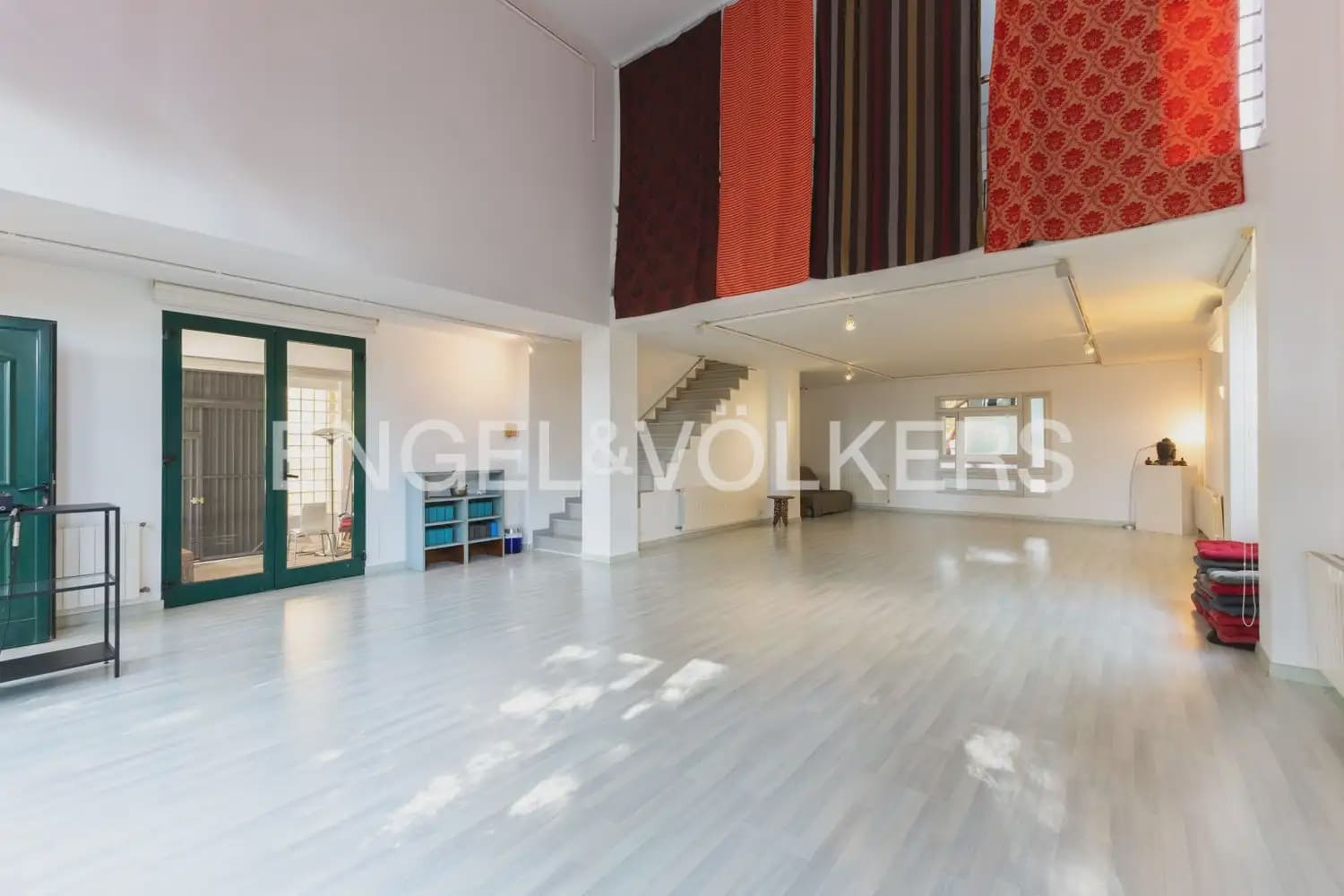 10 chambre Entreprise à vendre à Gilet avec piscine - 1 750 000 € (Ref: 10034372)